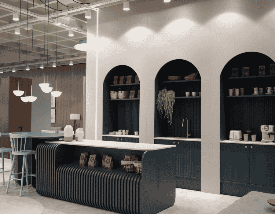 Cozinha planejada Italínea financiada com ItalíneaCredi, ambiente com balcão escuro estofado e prateleiras em nichos arqueados escuros, bancada clara, iluminação quente, estilo sofisticado